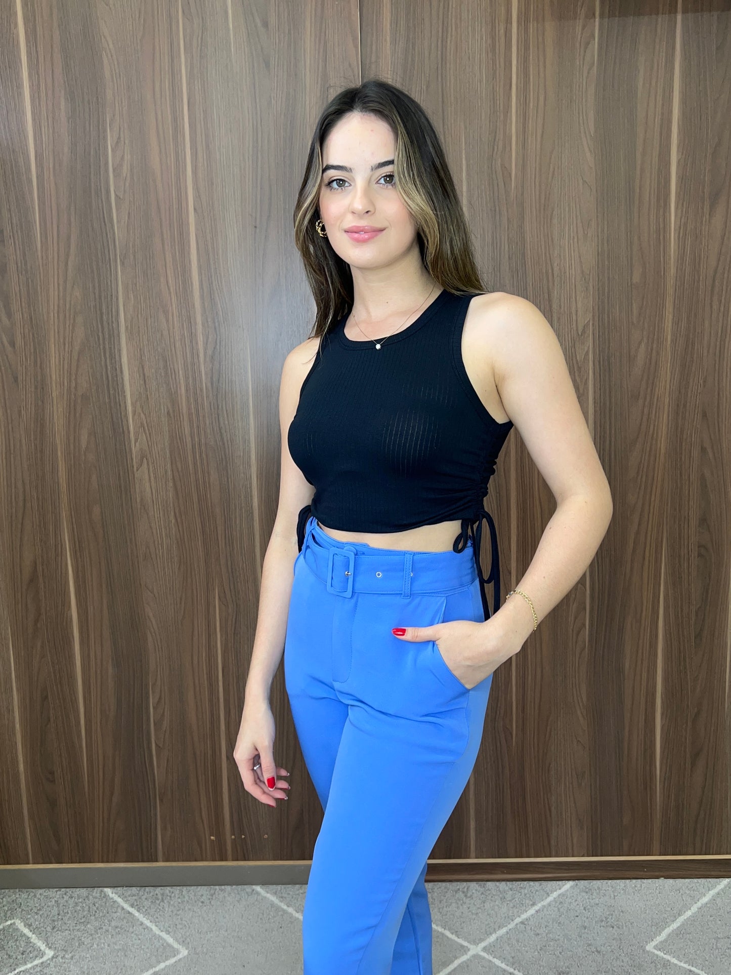 Calça alfaiataria com cinto