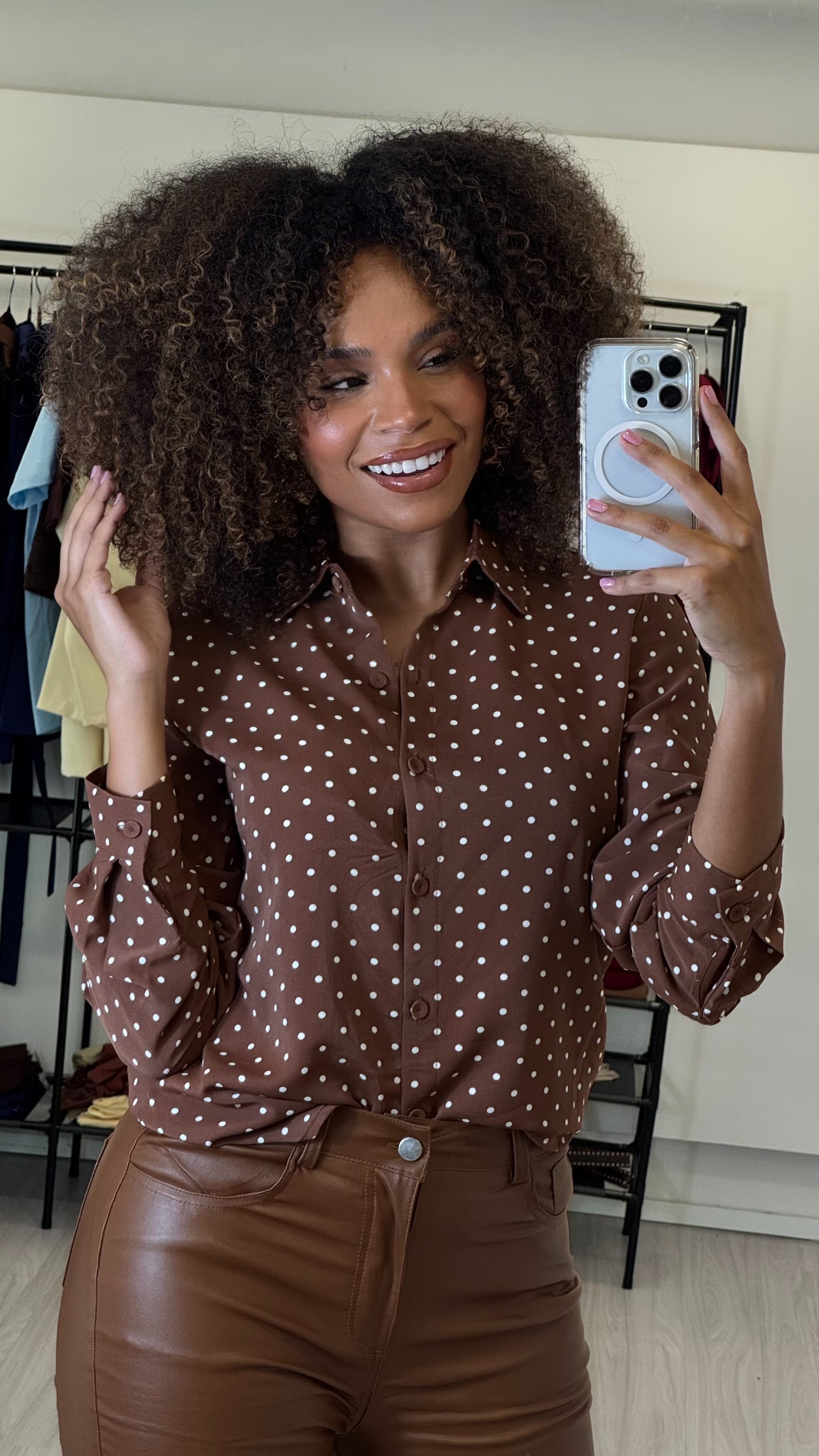 Camisa Cetim Poá – Elegância Atemporal – chamelle