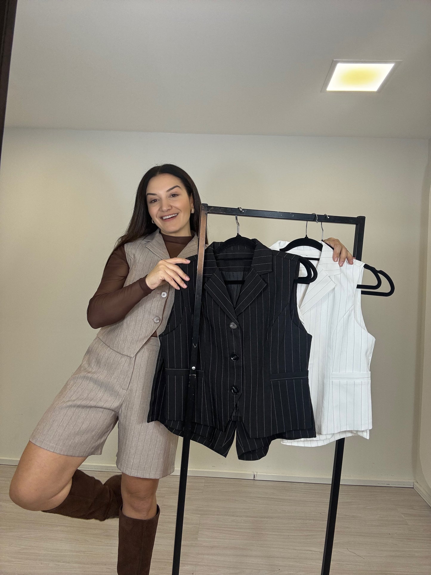 Short Feminino Alfaiataria Risca de Giz Elegante