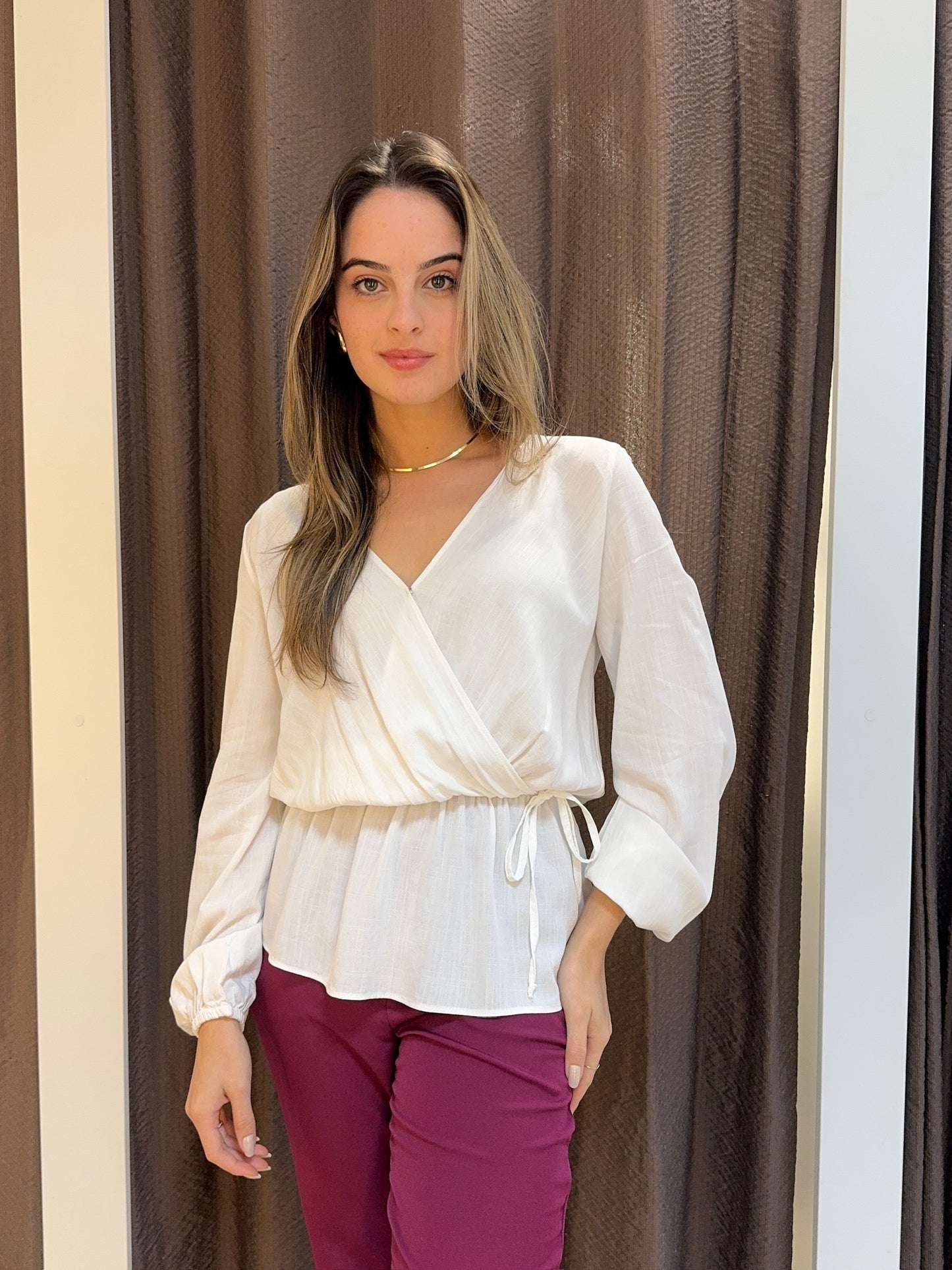 Blusa viscolinho manga longa com busto transpassado e peplum