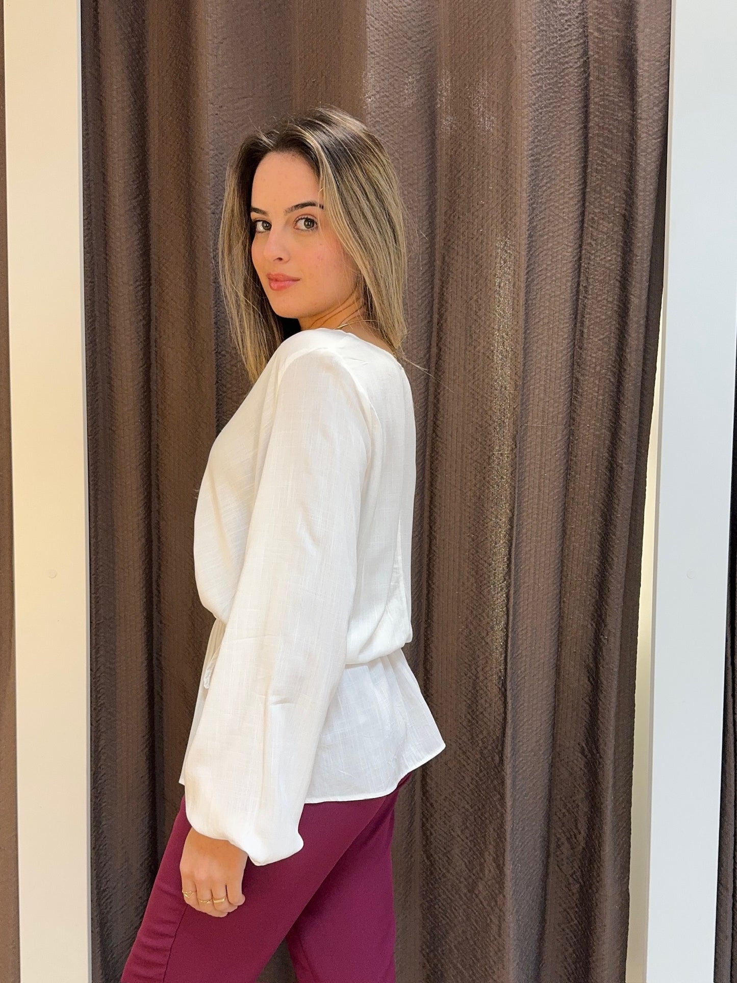 Blusa viscolinho manga longa com busto transpassado e peplum