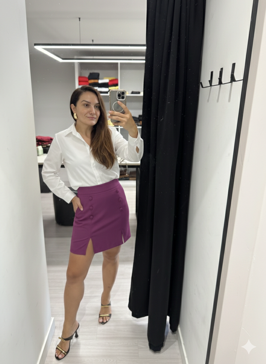 Saia Curta  em alfaiataria creponada com detalhes de botões e fenda