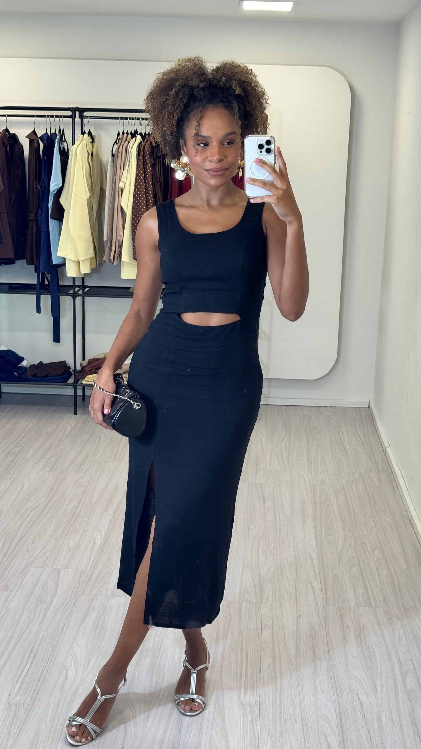 Vestido Midi Preto com Recorte Lateral e Fenda