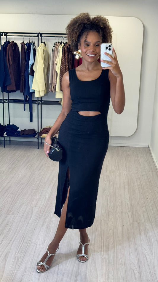 Vestido Midi Preto com Recorte Lateral e Fenda