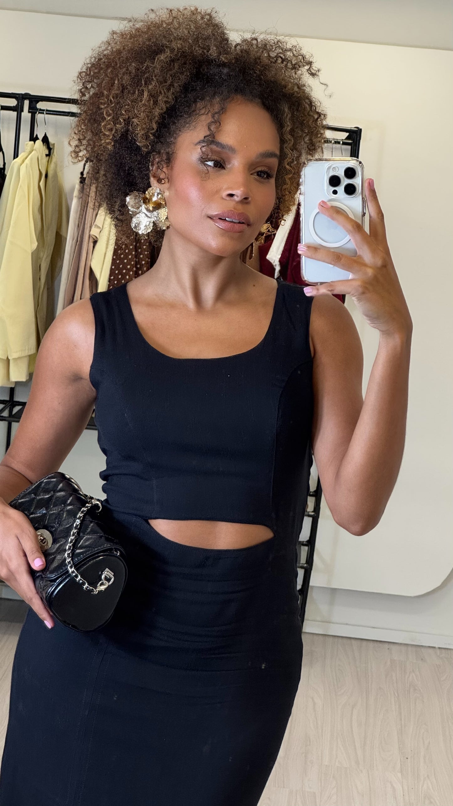 Vestido Midi Preto com Recorte Lateral e Fenda