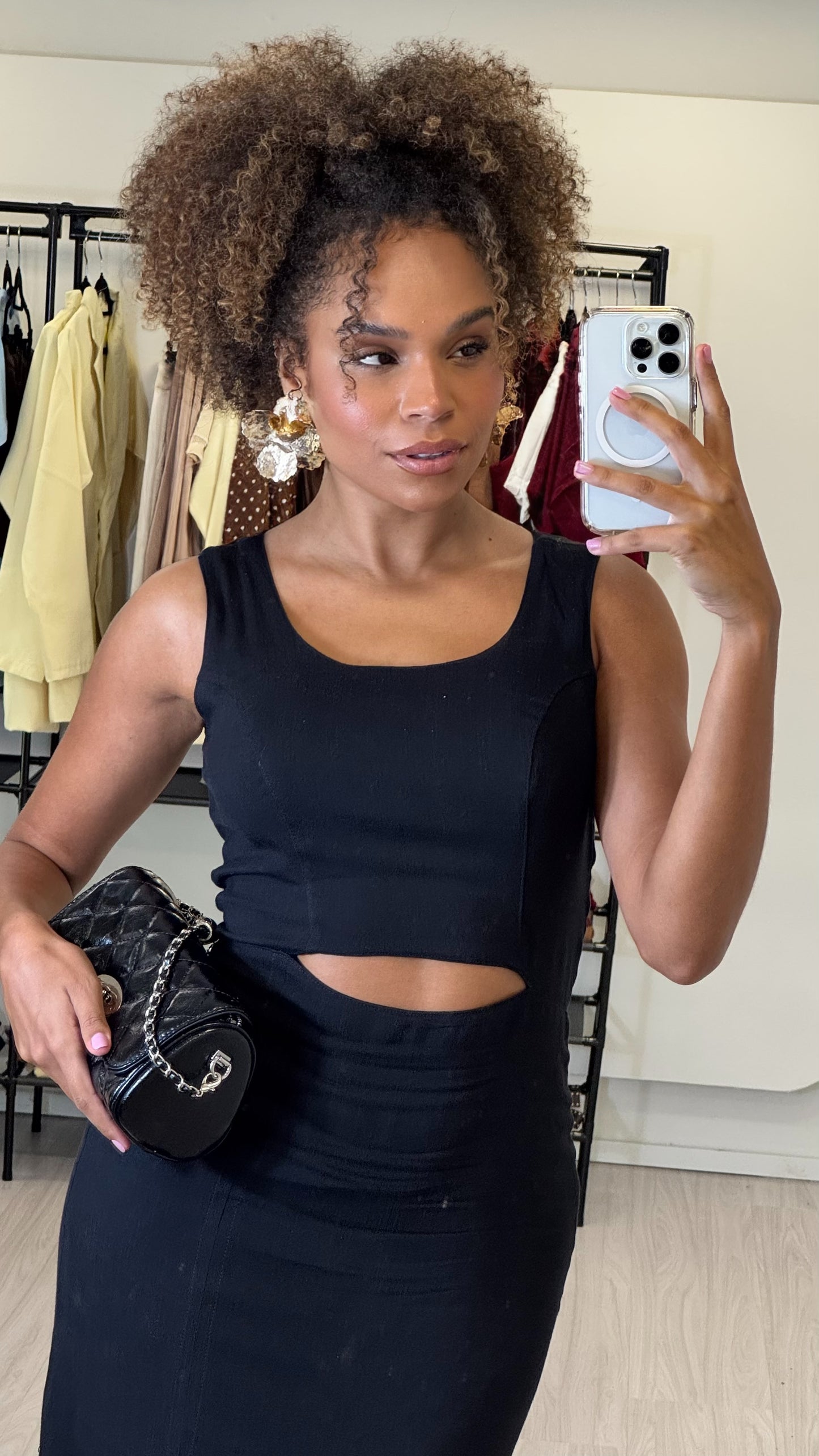 Vestido Midi Preto com Recorte Lateral e Fenda