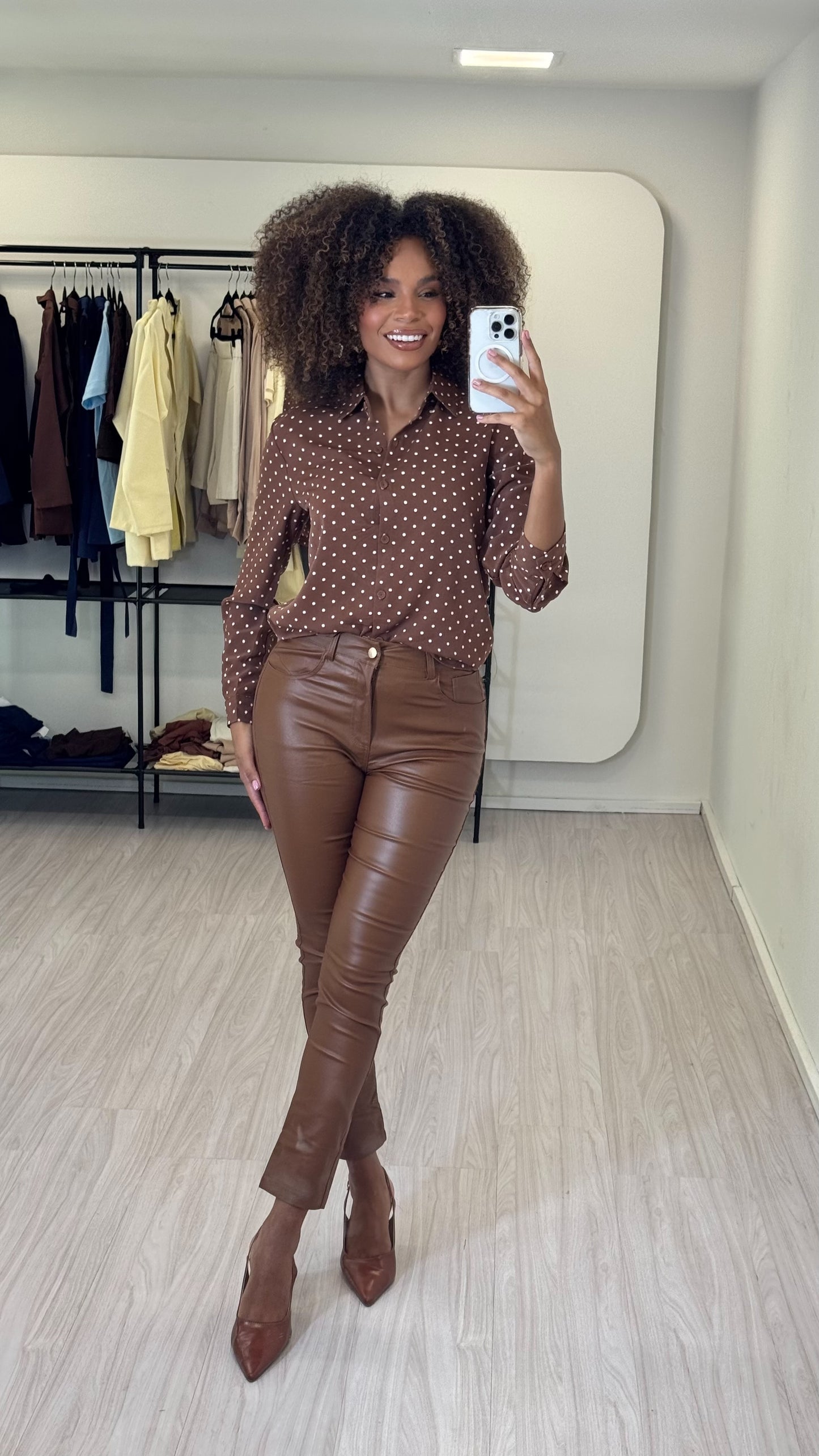 Camisa Cetim Poá – Elegância Atemporal