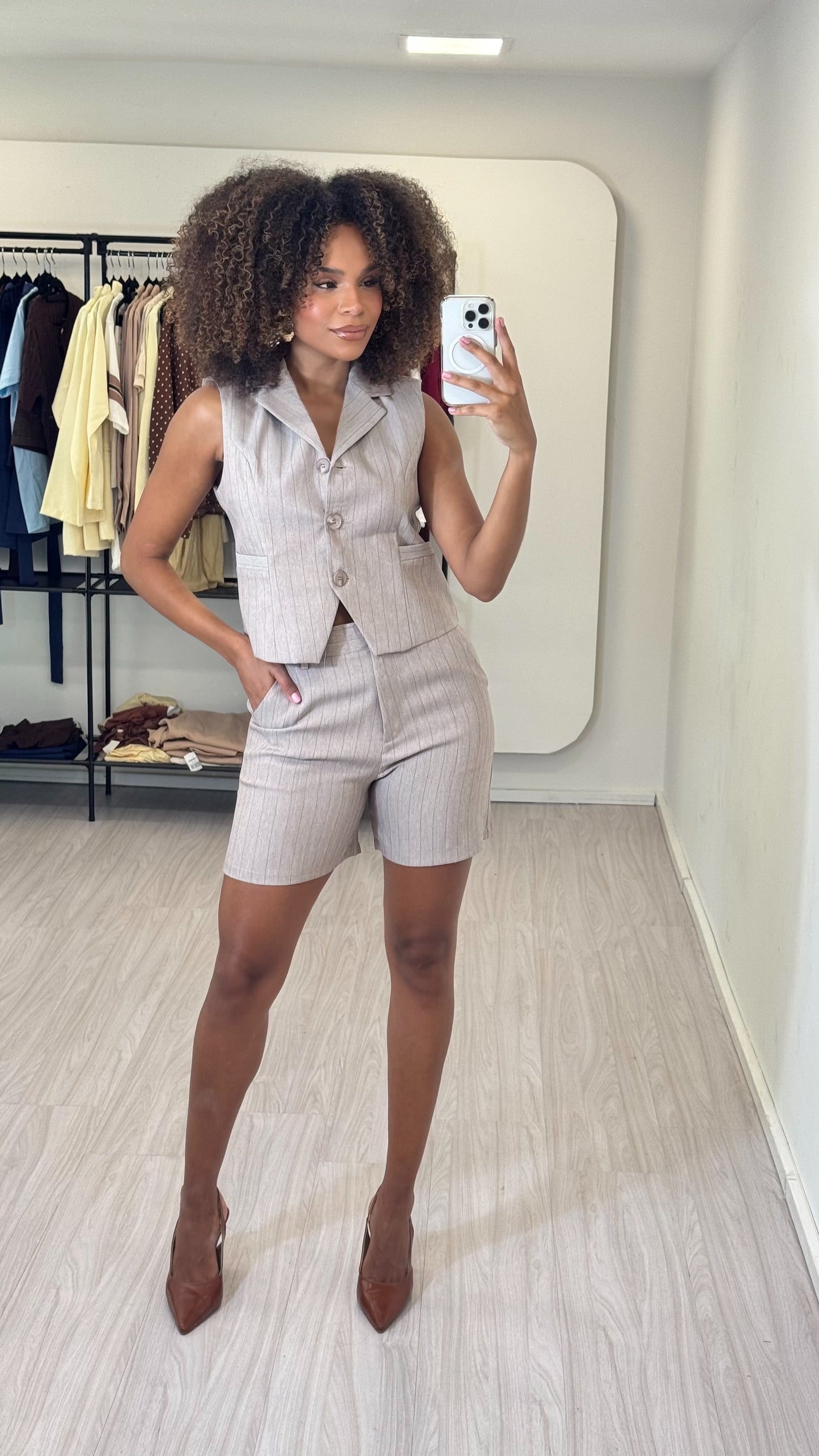 Colete Feminino Risca de Giz em Alfaiataria Elegante